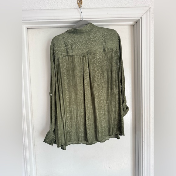 Banana Republic Utility Dillon Classic Fit with Roll Tab blouse - Picture 4 of 8